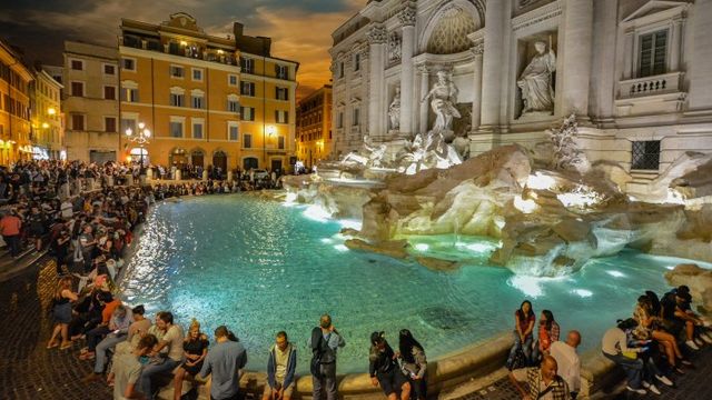 Туристам в Риме запретили гулять с голым торсом