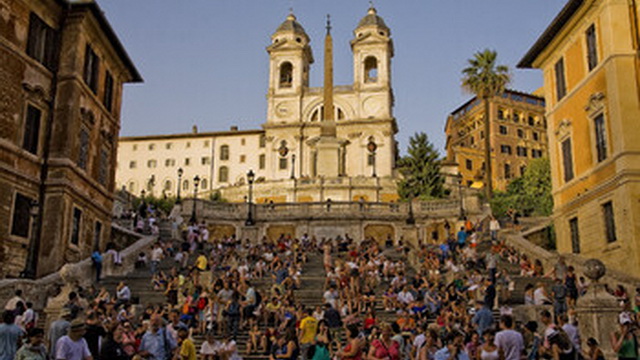 В Риме туристам запретили сидеть на Испанской лестнице